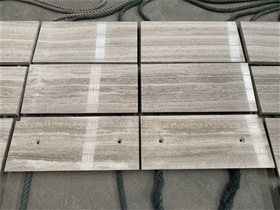 लकड़ी की सफेद संगमरमर टाइल बाथरूम डिजाइन